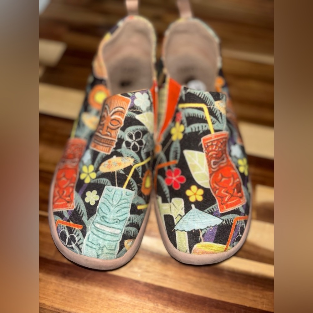 UIN Toledo Slip-On Shoes – Women’s US 7.5 – Colorful Cocktail/Tiki Print